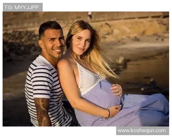 足球明星与妻子甜蜜合照展现幸福生活瞬间的精彩瞬间